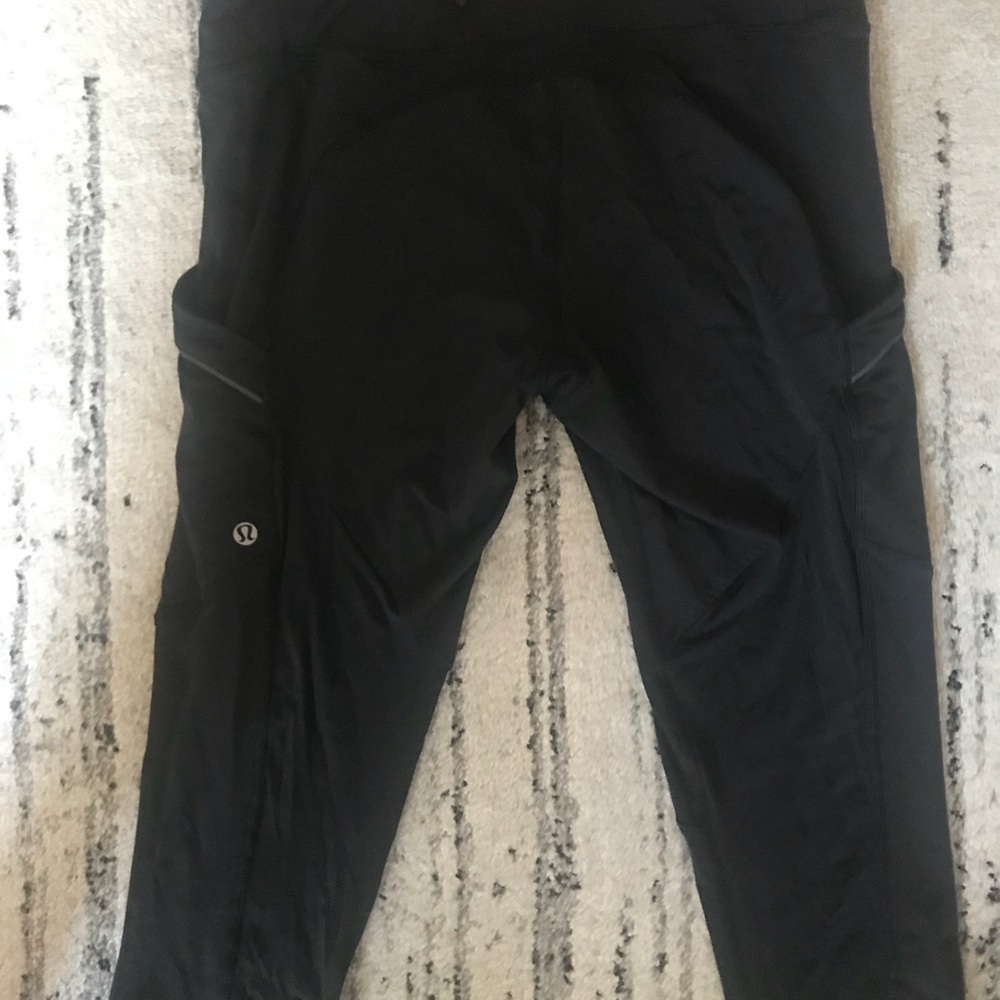 LULULEMON-plain black capris